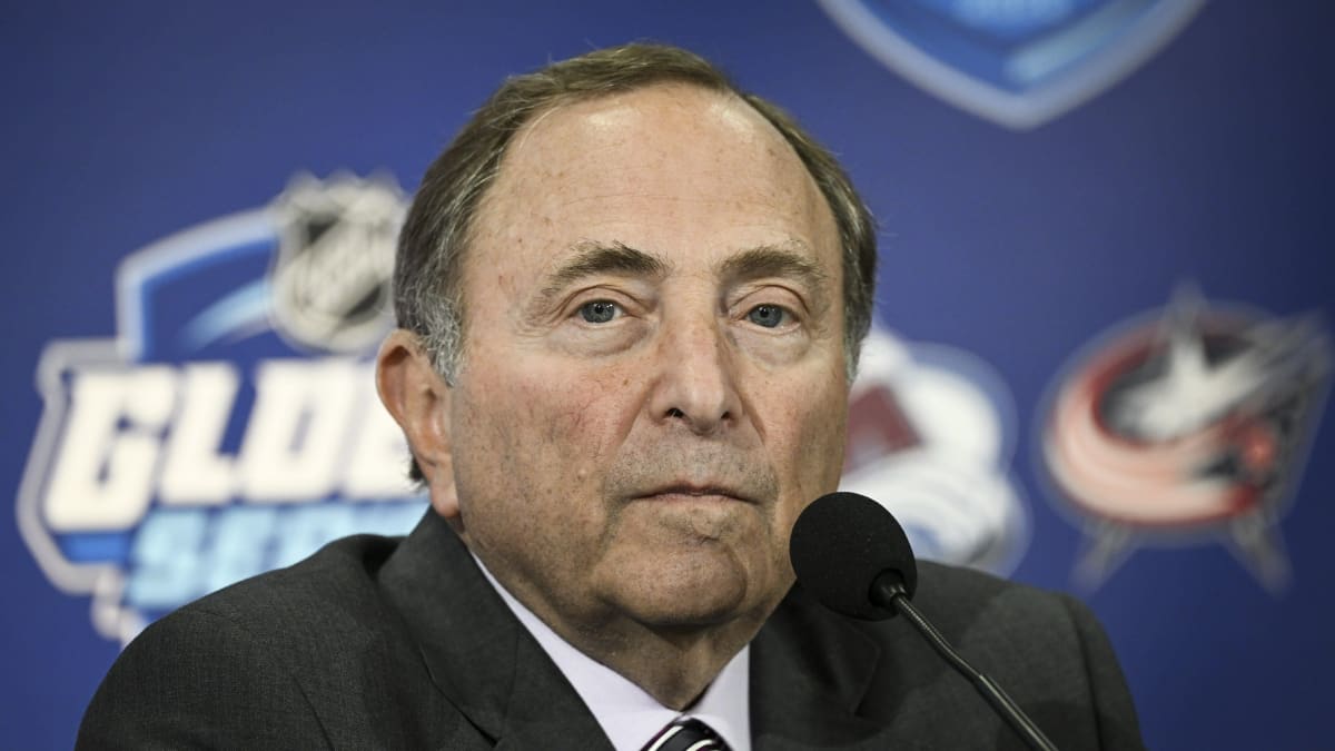 NHL:n komissaari Gary Bettman puhui medialle Tampereella.