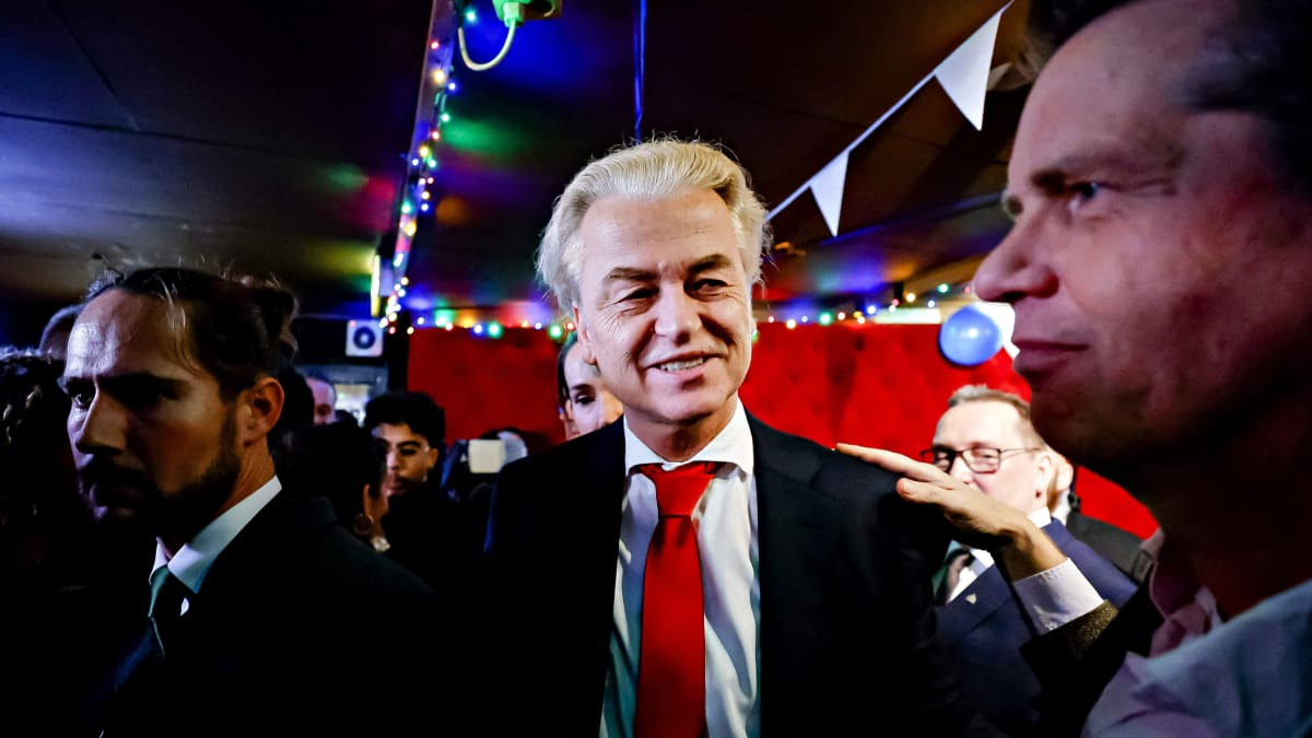 Geert Wilders hymyilee vaalituloksen selviämisen jälkeen 22. marraskuuta 2023.