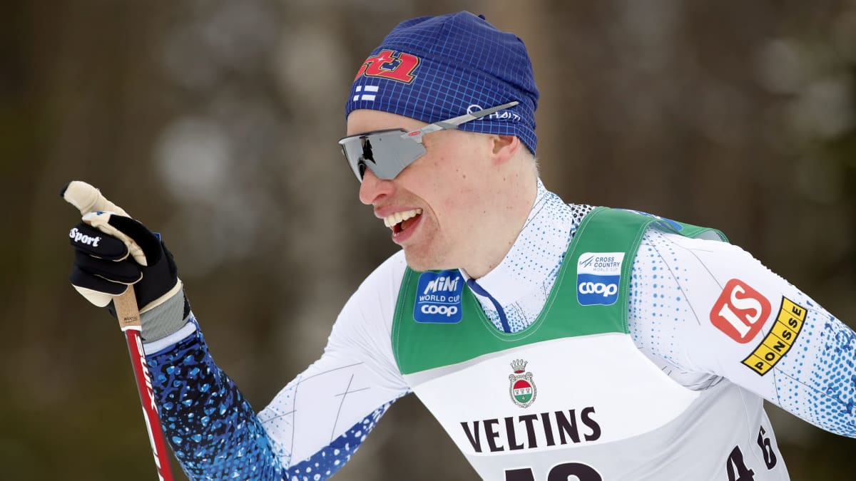Iivo Niskanen hiihtää.