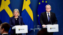 Magdalena Andersson ja Peter Hultqvist tiedotustilaisuudessa.