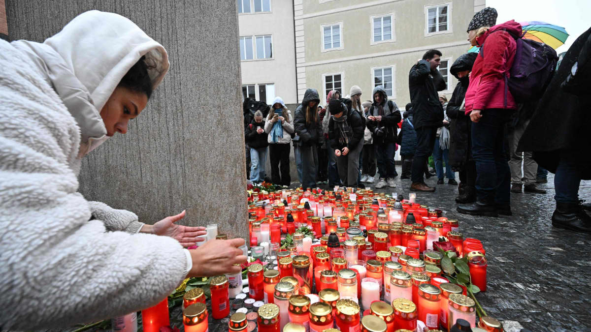 Ihmiset surevat Prahassa ampumistapauksen takia. Kuva: Michal Cizek / AFP