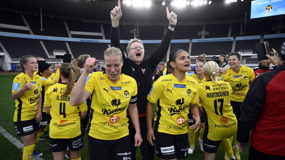 Kuopion Palloseura juhlii valmentajansa Pauliina Miettisen kanssa Suomen cupin voittoa.
