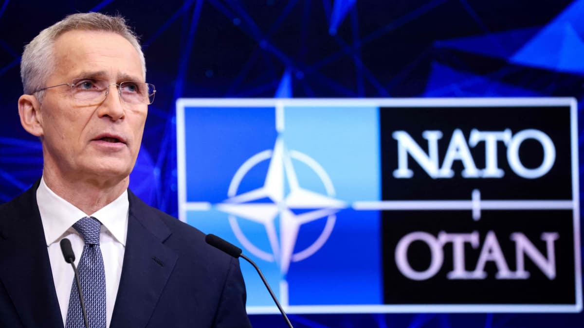Naton pääsihteeri NATOn lehdistötilaisuudessa Brysselissä maanantaina 3. huhtikuuta.