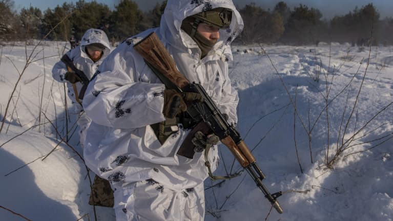 Ukrainalaiset sotilaat harjoittelevat lumisessa maisemassa.