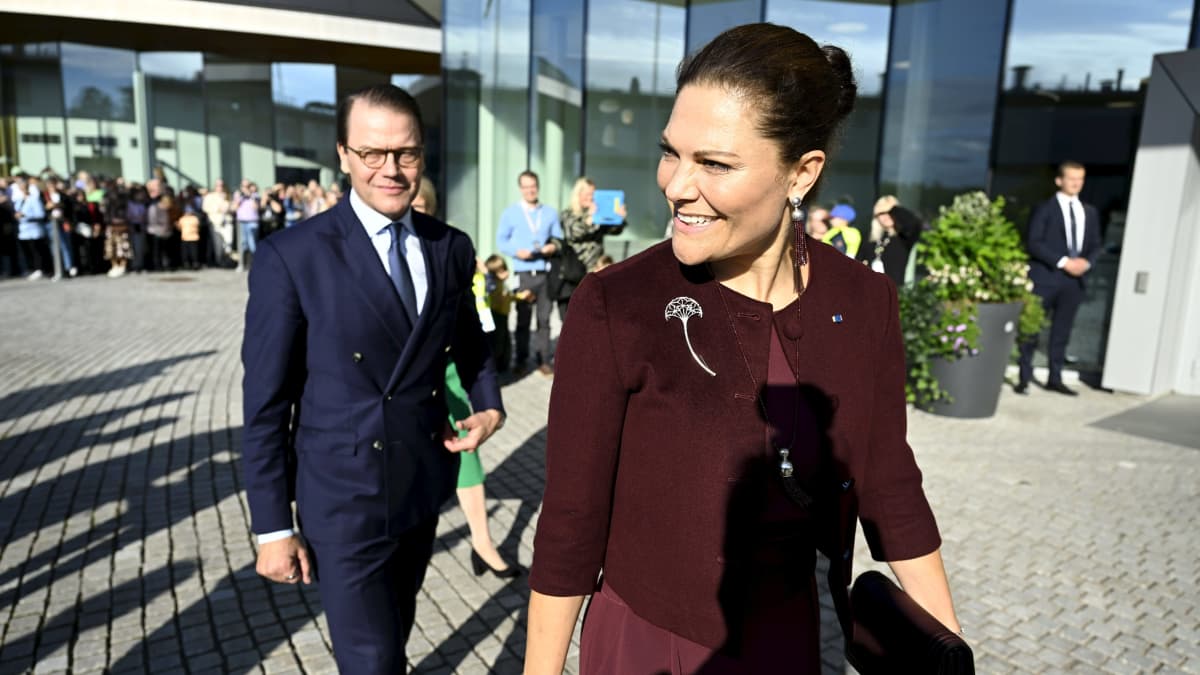 Kruununprinsessa Victoria ja prinssi Daniel hymyilevät iloisesti saapuessaan Vantaalle.