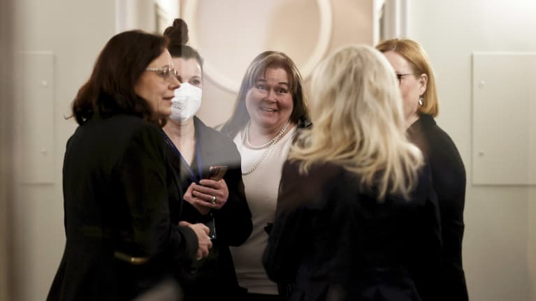 Mia Laiho ja Pia Kauma keskustelevat Arja Juvosen, Minna Reijosen ja Kaisa Juuson kanssa.