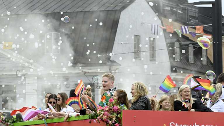 Deltagare i Helsingfors Pride 2025.