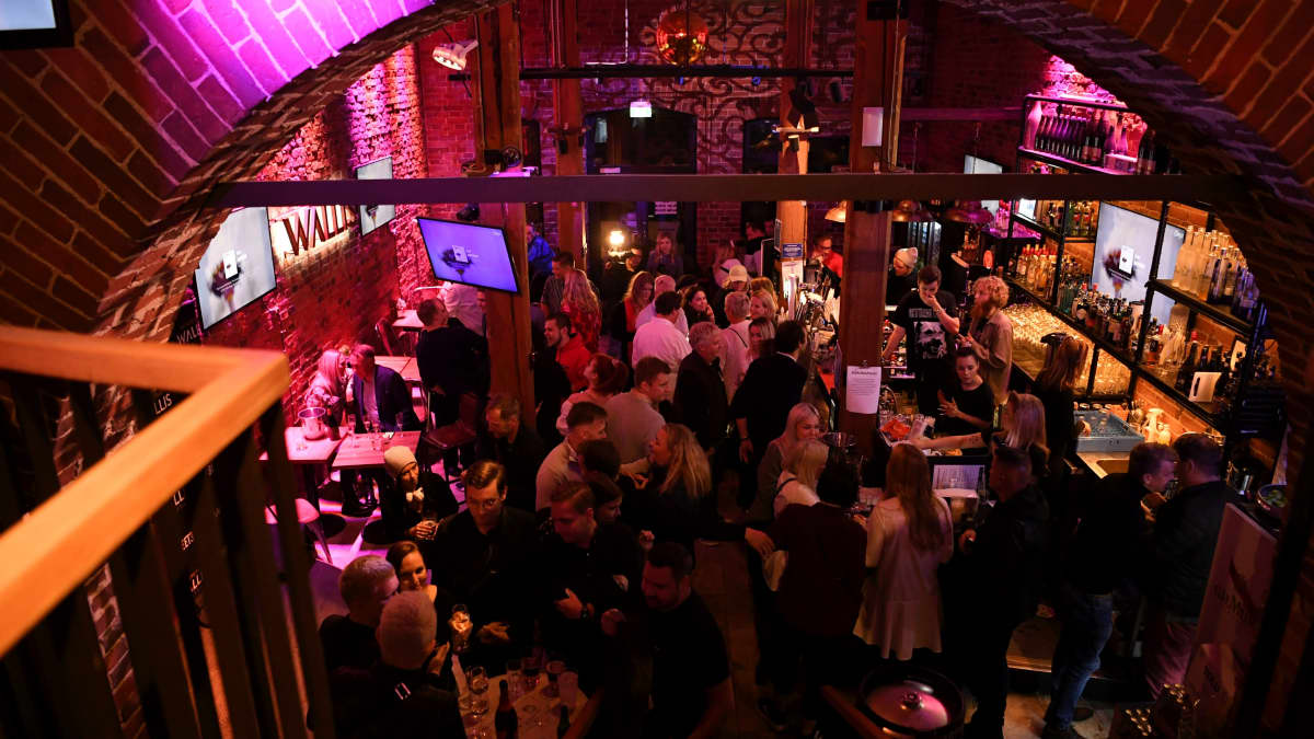 Wallis' Karaoke Bar -ravintolassa tarkastettiin asiakkaiden koronapassit tartuntatautilain muutoksen tultua voimaan perjantain ja lauantain välisenä yönä Helsingissä 16. lokakuuta 2021.