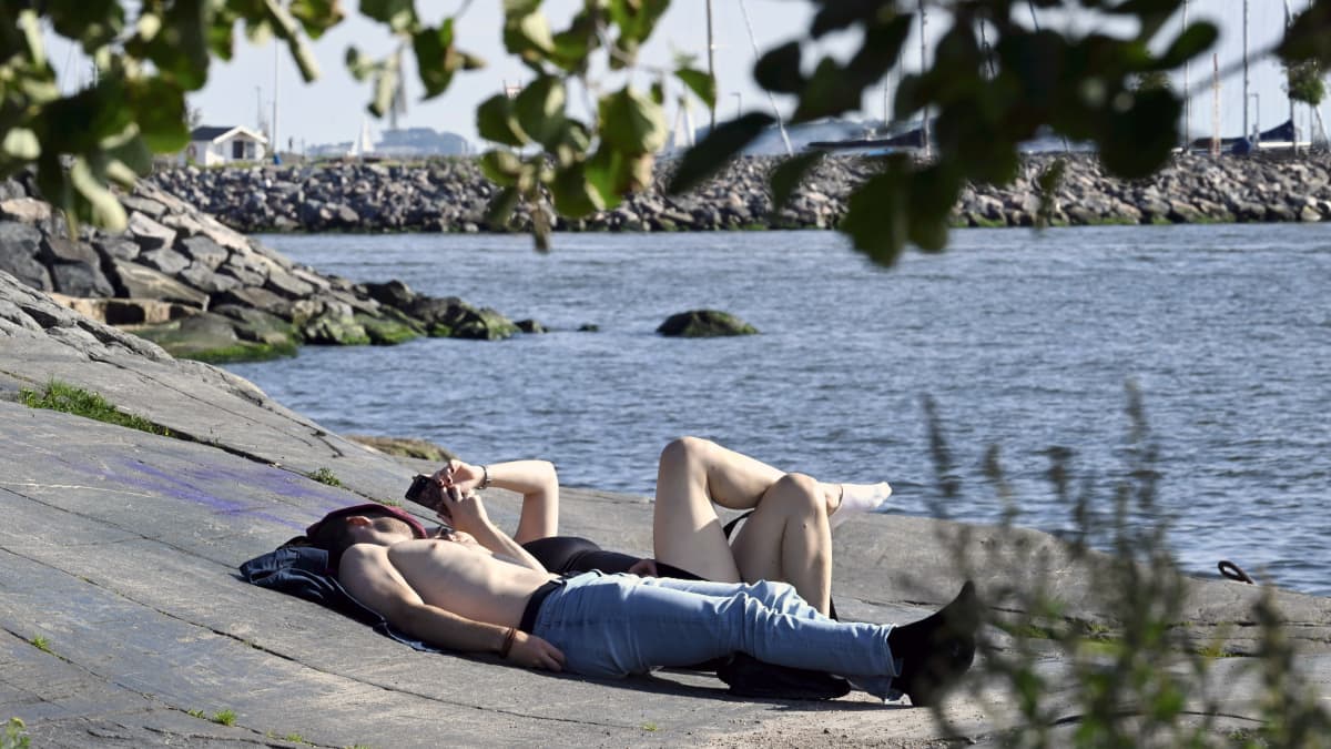 Auringonottajia aurinkoisessa syyssäässä Helsingin Eiranrannassa.
