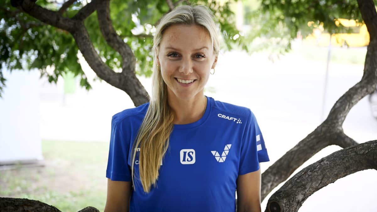 Kestävyysjuoksija Nina Chydenius Suomen yleisurheilun MM-joukkueen tiedotustilaisuudessa Budapestissä 25. elokuuta 2023.
