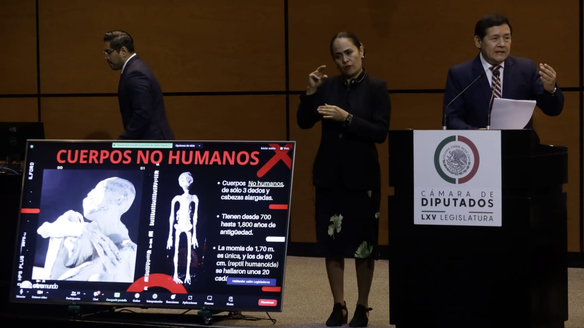 Mahdollisten humanoidien jäännösten esittely Meksikon kongressin alahuoneessa..