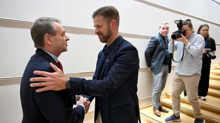 Image 20: Finnish Olympic Committee chairman Petteri Kilpinen shakes hands with outgoing chairman Jan Vapaavuori.