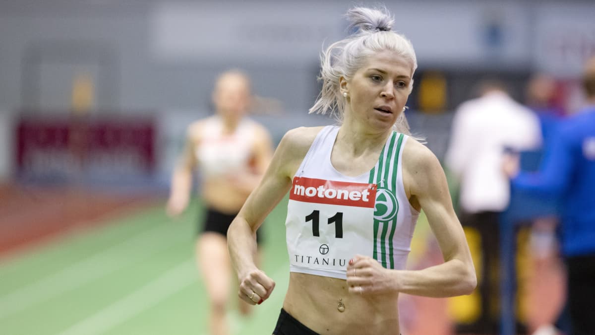 Sara Kuivisto löper i Akilles dräkt.