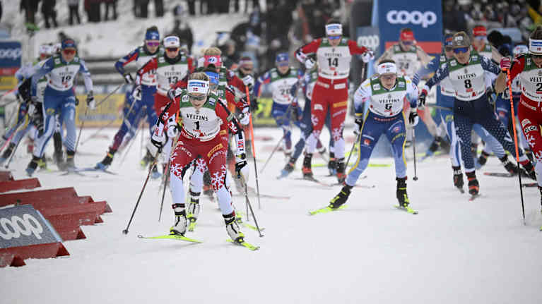 Naisten 20 kilometrin vapaan yhteislähtö. Rukalla 1.2.2024.