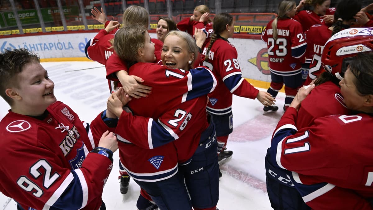 HIFK:n pelaajat juhlivat 3-2 ja Suomen mestaruuden voittoa jääkiekon naisten Liigan kolmannessa loppu0ottelussa HIFK - Kiekko-Espoo Helsingissä.