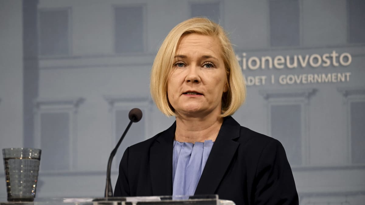 Sisäministeri Mari Rantanen tiedotustilaisuudessa.