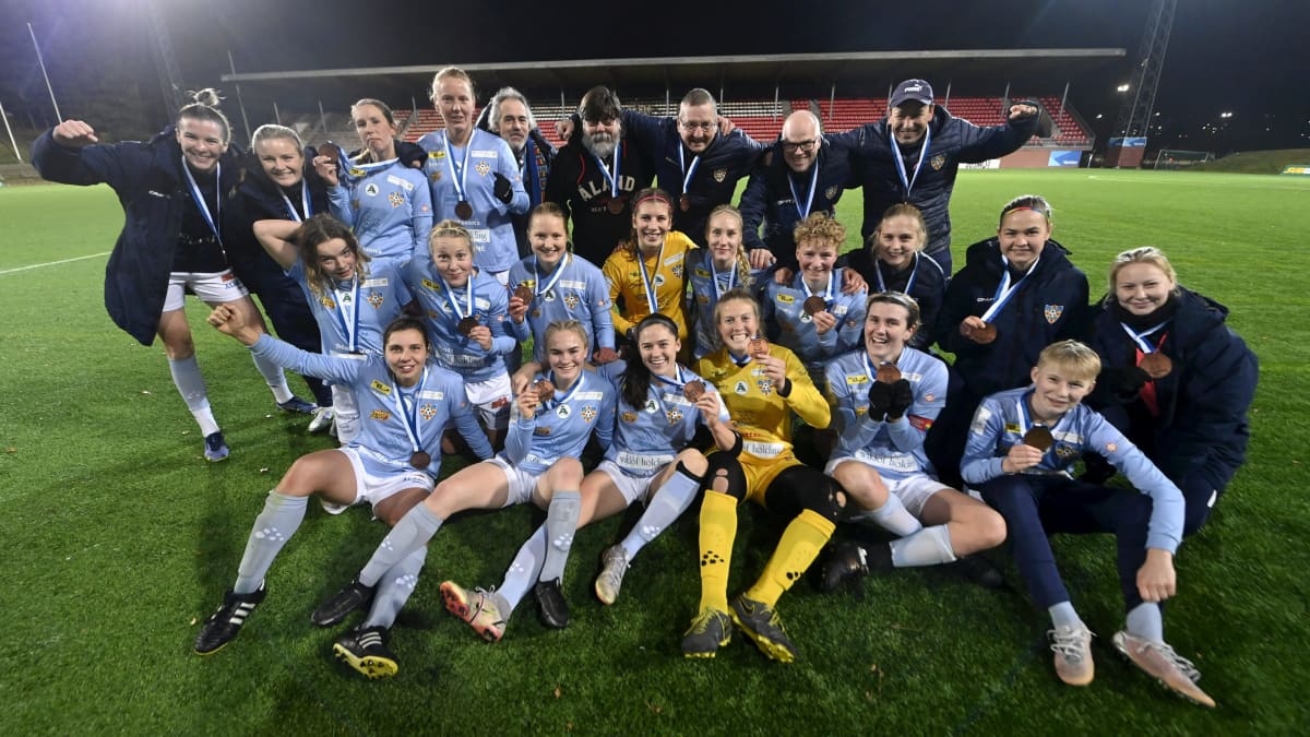 Åland Unitedin joukkue juhlii pronssia jalkapallon Kansallisen liigan jatkosarjan päätöskierroksen ottelussa PK-35 Vantaa–Åland United Vantaalla 22. lokakuuta 2022.