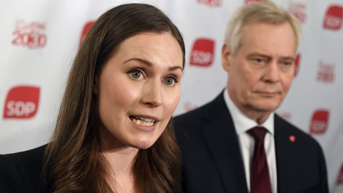Sanna Marin och Antti Rinne håller presskonferens.
