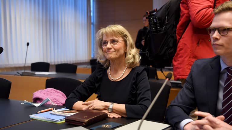 En leende Päivi Räsänen i rättssalen.