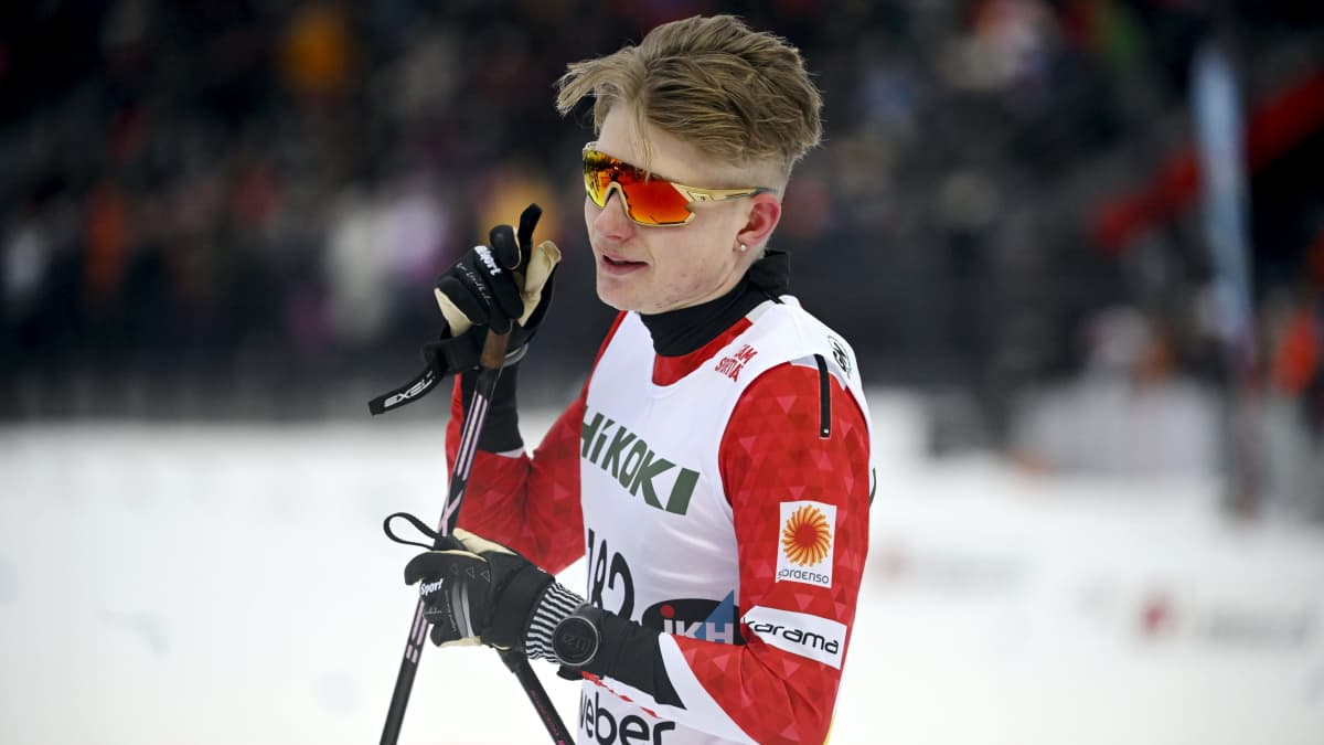 Remi Lindholm katselee ympärilleen Tampereen SM-kisoissa.