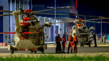 Kaksi rannikkovartioston helikopteria, jotka osallistuvat Fremantle Highway -laivan pelastusoperaatioon, ovat Haagin lentokentällä.