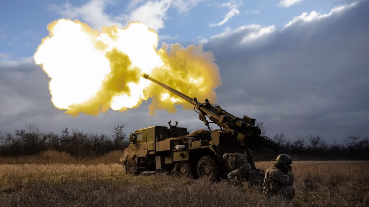 Ukrainalaiset sotilaat ampuivat tykistötulta kohti venäläisten sotilaiden asemia Itä-Ukrainassa 28. joulukuuta 2022.