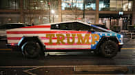Tesla Cybertruck, med USA:s flagga och en stor "TRUMP"-text målad på den.