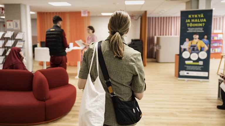 Henkilö odottaa vuoroaan työllisyyspalveluiden toimistossa.