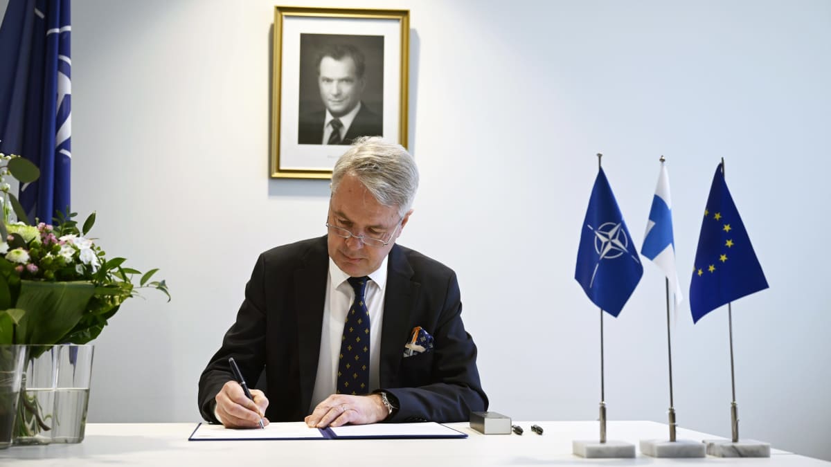 Ulkoministeri Pekka Haavisto allekirjoittaa liittymisasiakirjan.