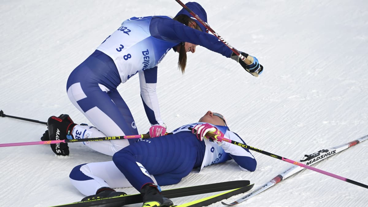 Krista Pärmäkoski halaa Kerttu Niskasta maalialueella 10 kilometrin kisan jälkeen.