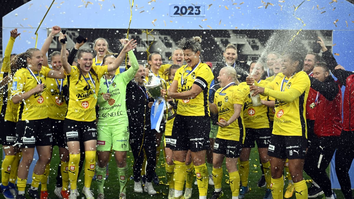 KuPSin joukkue juhlii Suomen cupin mestaruutta.