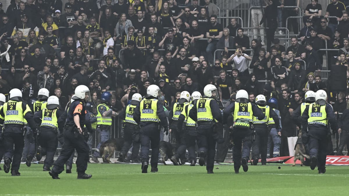 Mellakkapoliisit ottavat yhteen AIK-kannattajien kanssa.