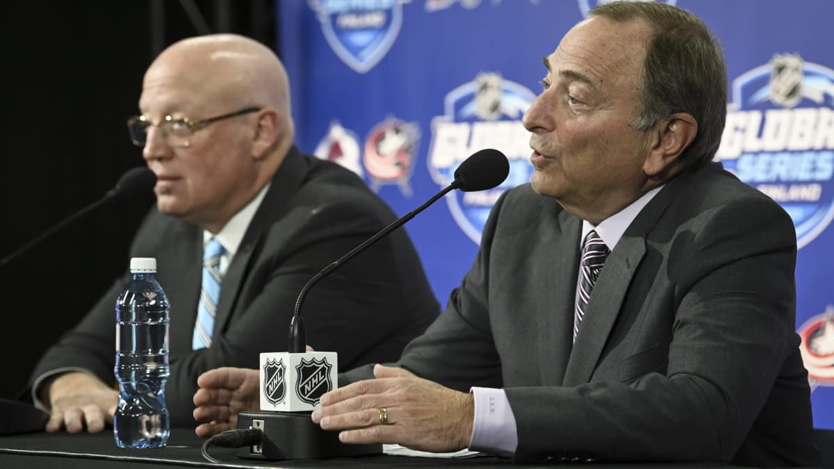 NHL:n varakomissaari Bill Daly ja komissaari Gary Bettman Tampereella lehdistötilaisuudessa 5.11.2022.
