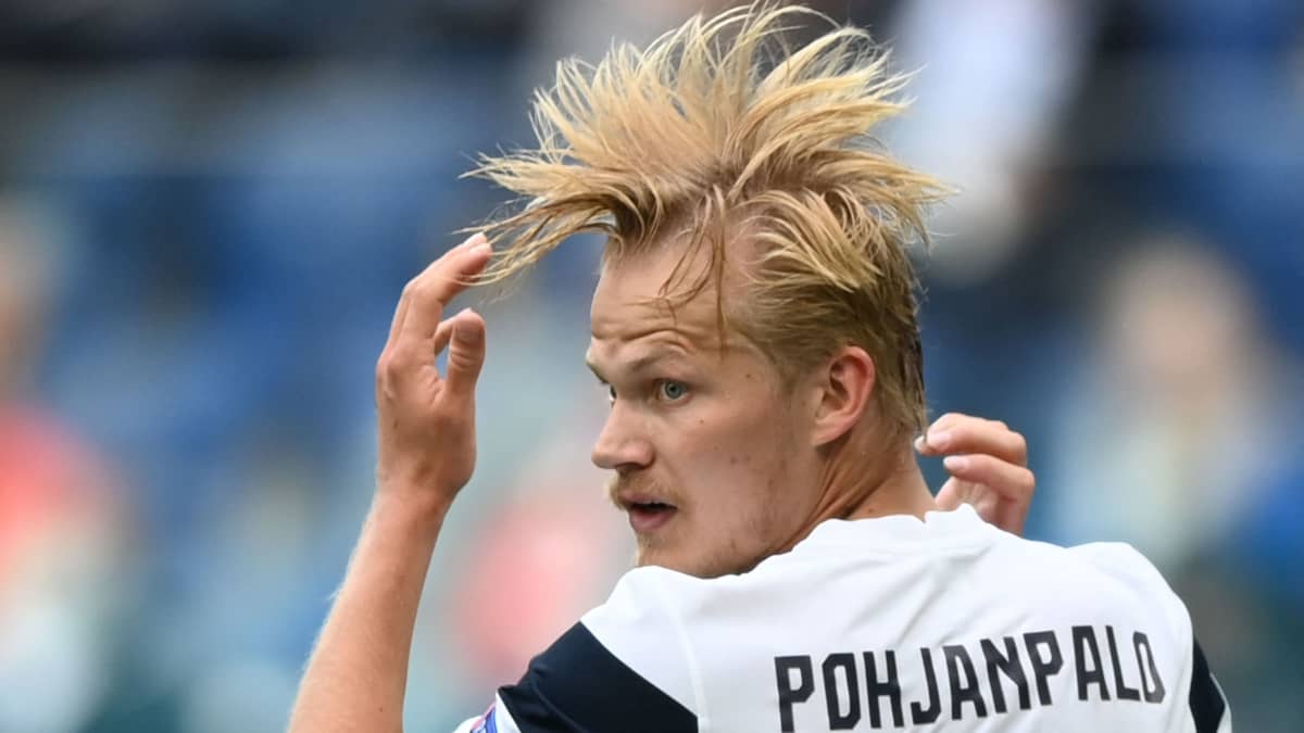 Joel Pohjanpalo pelaa jalkapalloa hiukset pystyssä lähikuvassa.