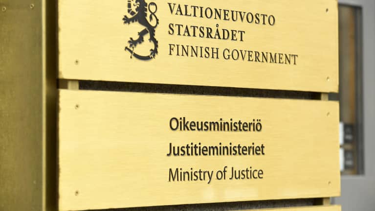 Oikeusministeriön kyltti.