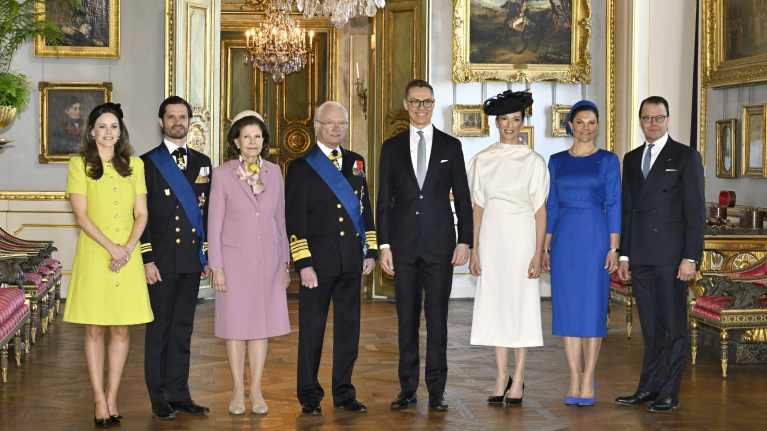 Presidentti Alexander Stubb ja Suzanne Innes-Stubb ovat Ruotsin kuninkaallisten seurassa.
