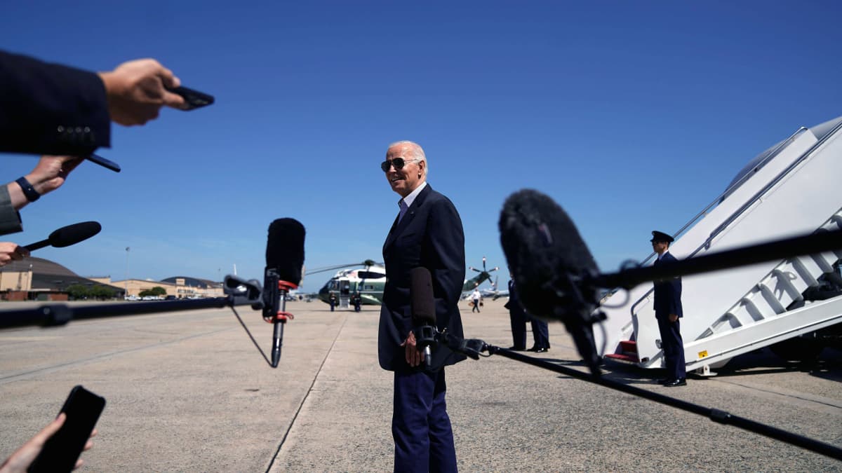 Presidentti Joe Biden puhuu toimittajille Andrewsin lentotukikohdassa Marylandissa.