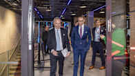 Presidenttiehdokkaat Pekka Haavisto (vas.) ja Alexander Stubb (oik.) saapumassa MTV:n vaalitenttiin.