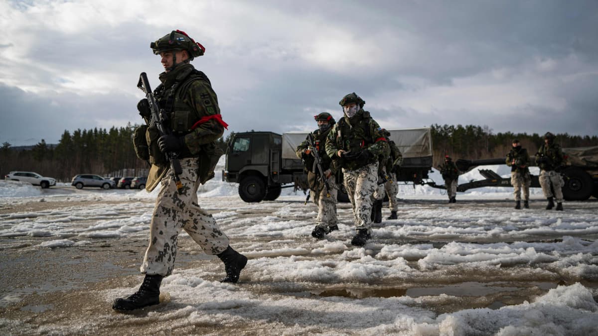 Suomalaisia sotilaita juoksee harjoituksessa.