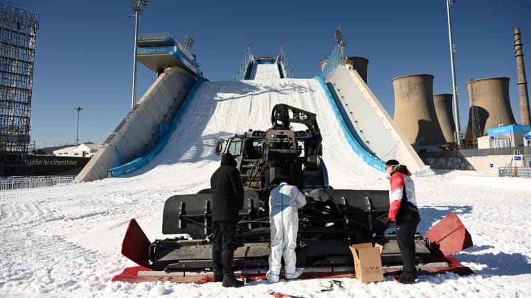 Lumilautailuareenaa lumetetaan Pekingin olympia-areenoilla.
