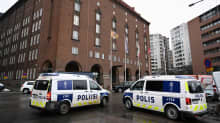 Poliisiautoja vasemmistoliiton puoluetoimiston edustalla Sörnäisissä.
