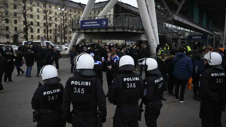 Poliisit partioivat HJK:n ottelua ennen stadionilla.