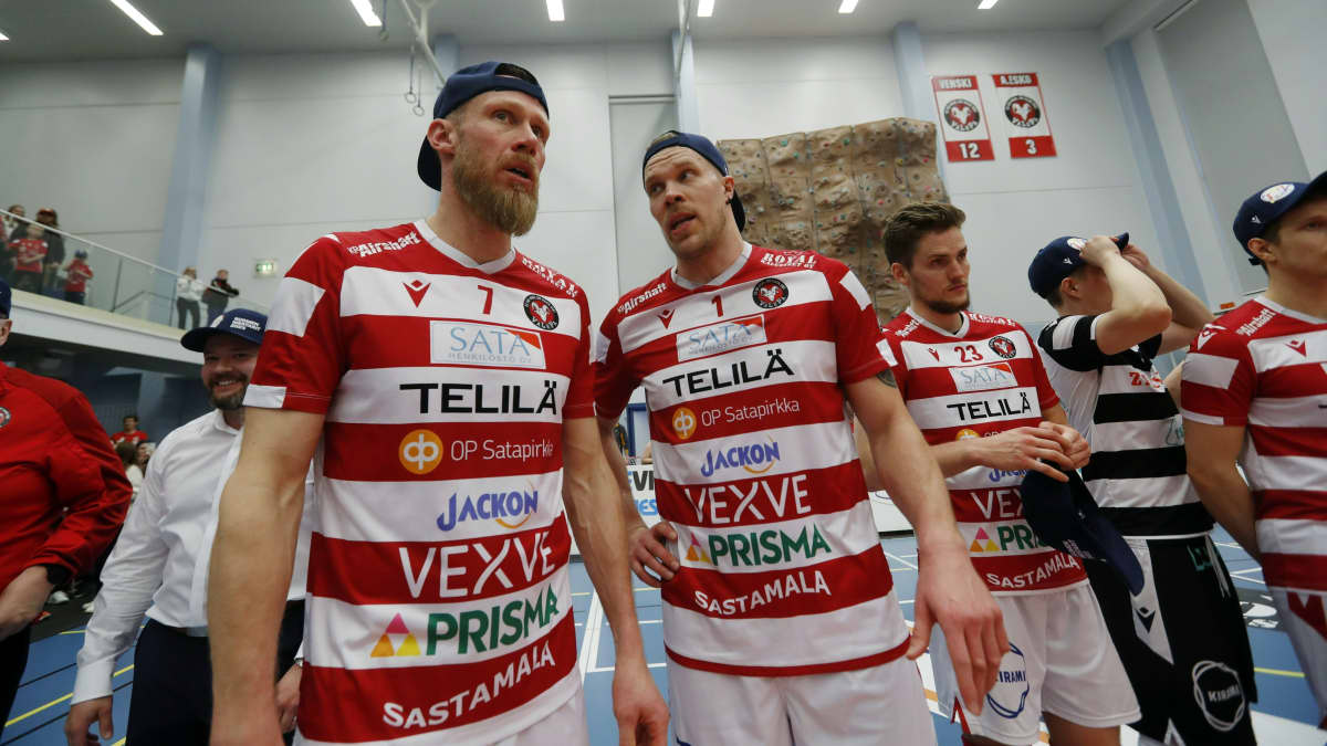 VaLePan Mikko Esko ja Urpo Sivula juhlivat suomenmestaruutta lentopallon miesten Mestaruusliigan neljännessä loppuottelussa VaLePa vs Akaa-Volley Sastamalassa 18. huhtikuuta 2023.