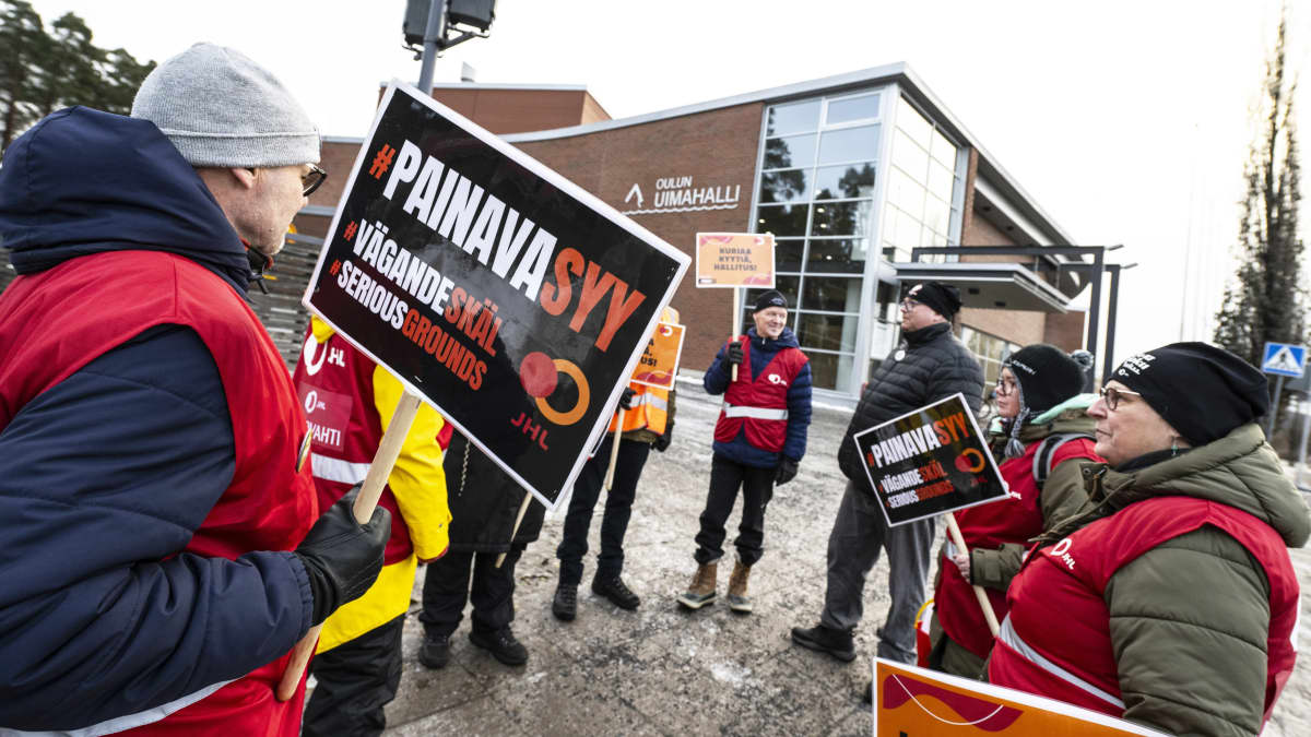 Strikers in Oulu, northern Finland. Photo: Ville Honkonen / Lehtikuva