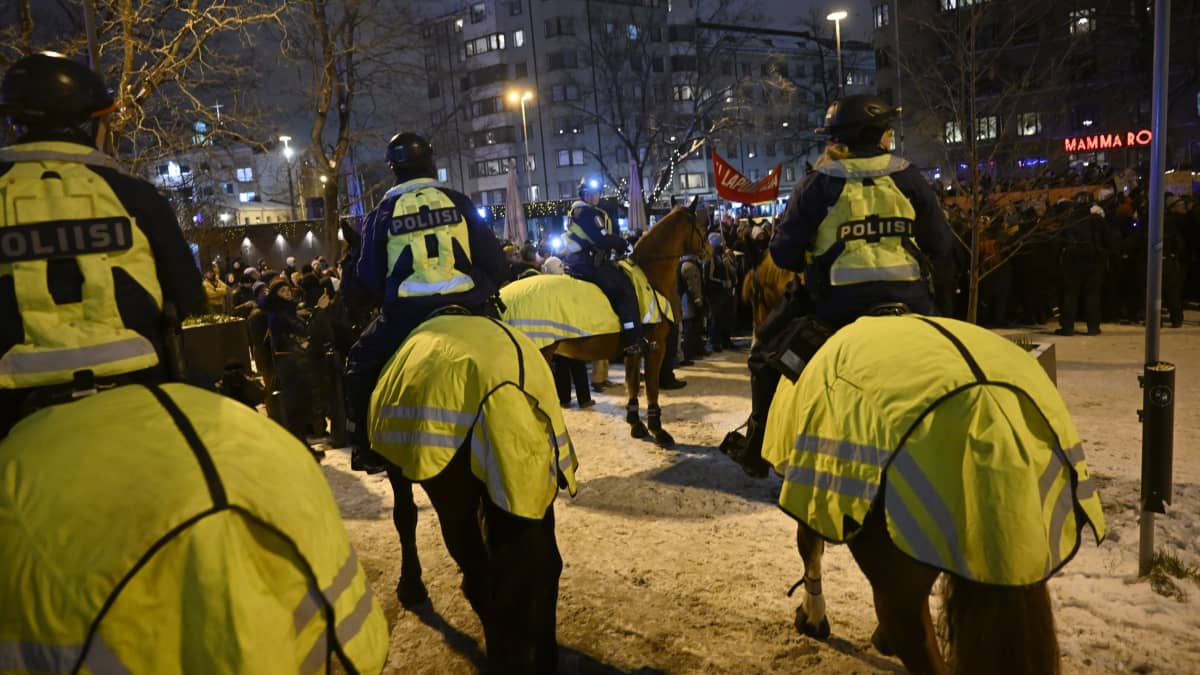 Poliiseja Töölöntorilla 6.12.2023. Kuva: Lehtikuva