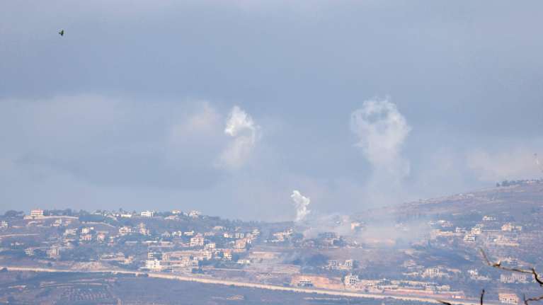 Rök över den libanesiska byn Adaisseh, alldeles nära gränsen mot Israel. Bilden tagen från Israel den 1 oktober. 