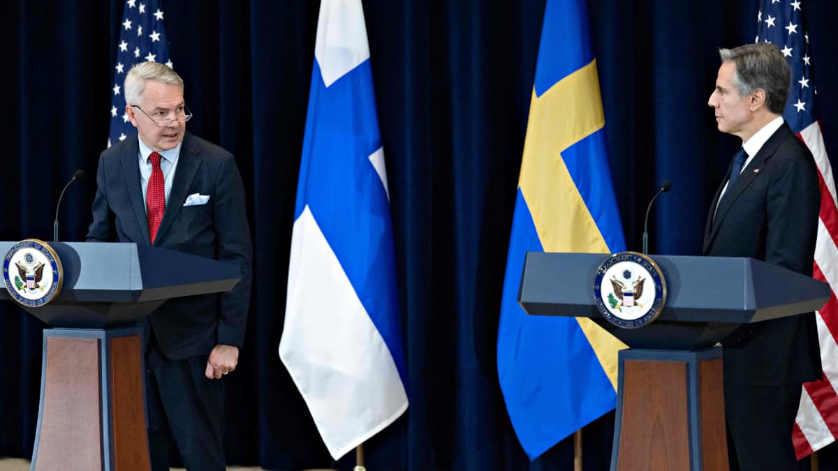 Pekka Haavisto ja Antony Blinken lehdistötilaisuudessa Yhdysvaltain Washingtonissa 8. joulukuuta 2022.