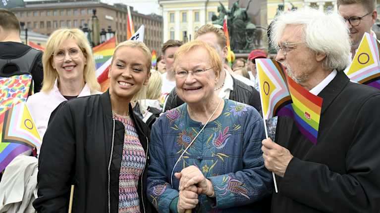 Kansanedustajat Tuula Haatainen, Sofia Virta sekä presidentti Tarja Halonen ja tohtori Pentti Arajärvi osalistuivat Pride-kulkueeseen Helsingissä 28.6.2025.
