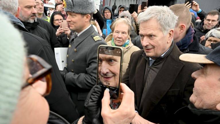 Presidentti Sauli Niinistö teki viimeisen maakuntavierailun Saloon. Salo on Niinistön synnyinkaupunki. Salon torilla häntä oli tapaamassa satoja ihmisiä. Kuva: Jussi Nukari / Lehtikuva