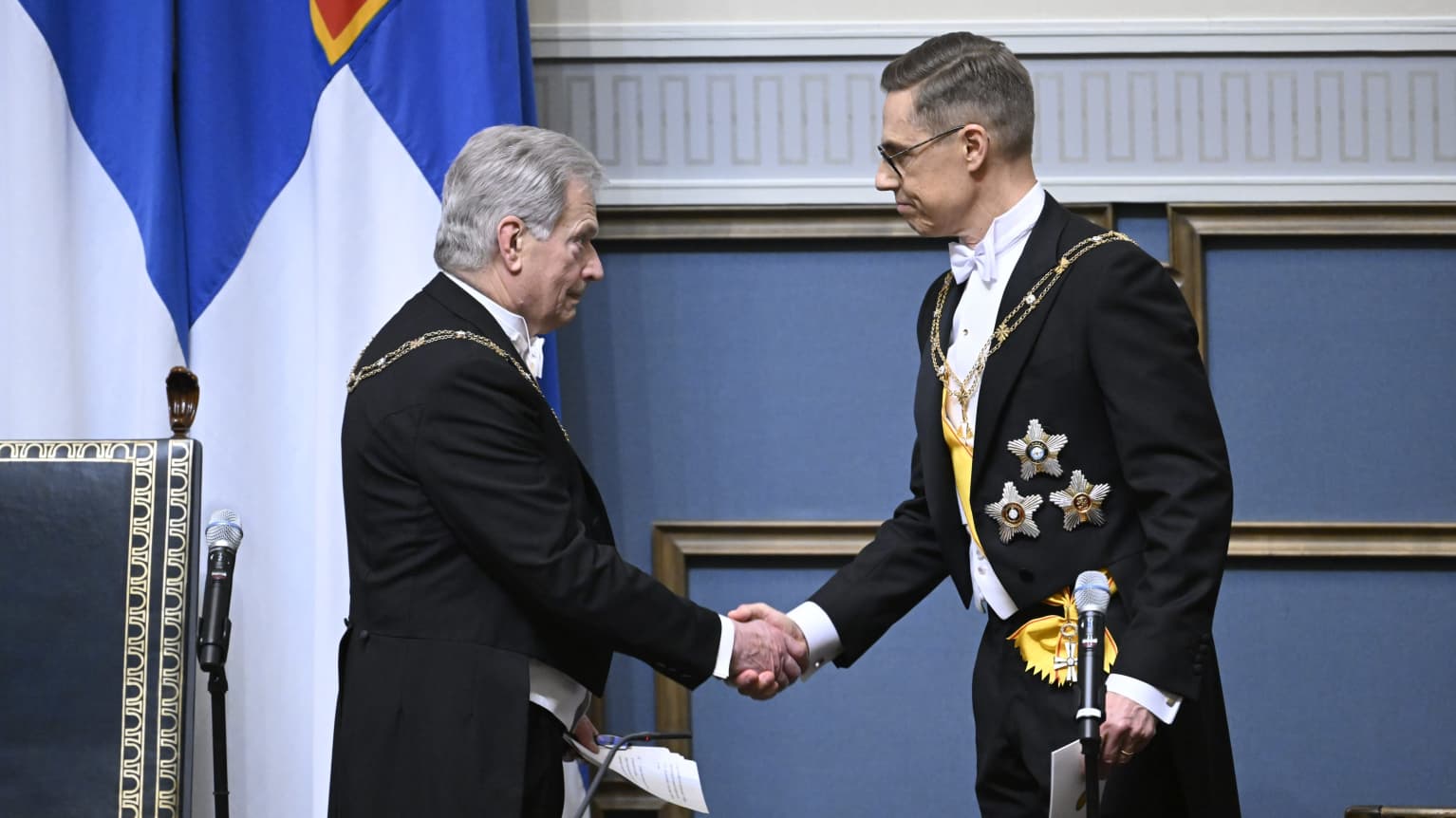 Sauli Niinistö and Alexander Stubb facing each other and shaking hands.